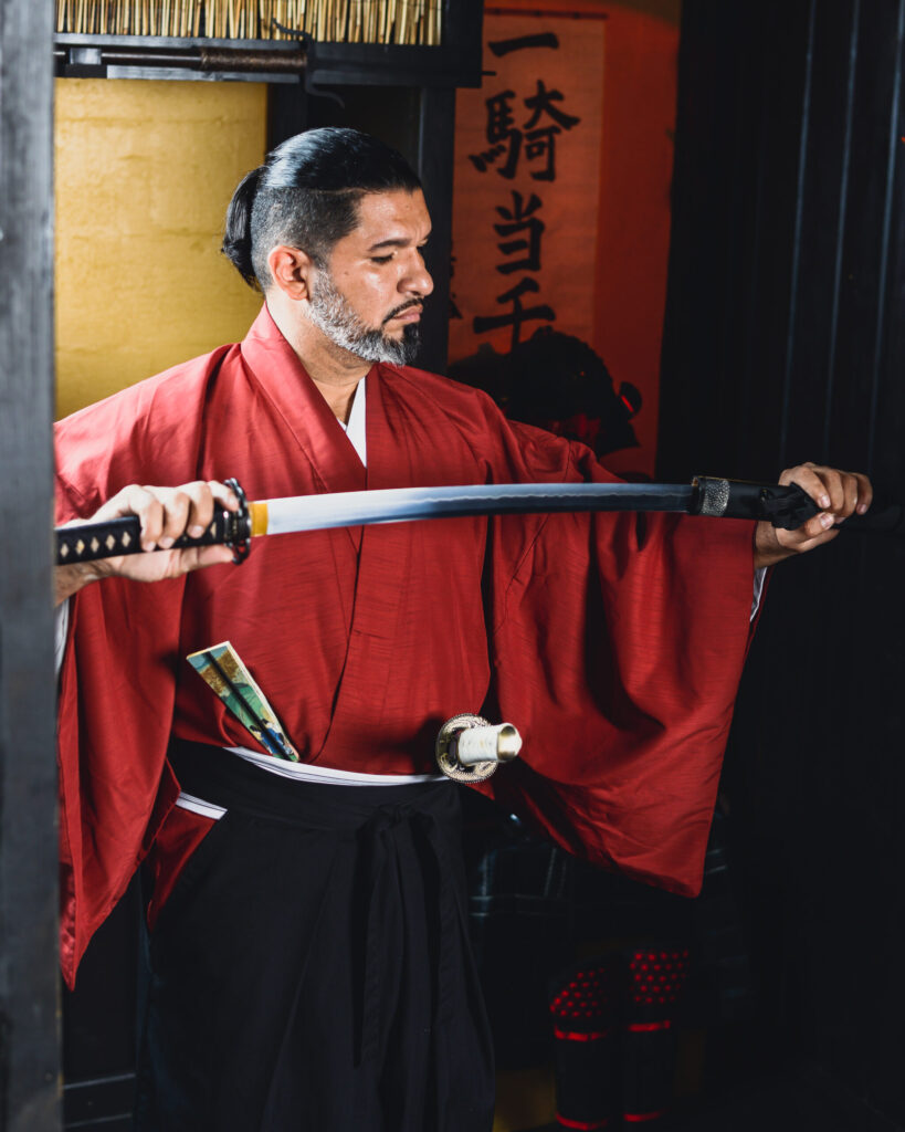 Samurai admirando su katana